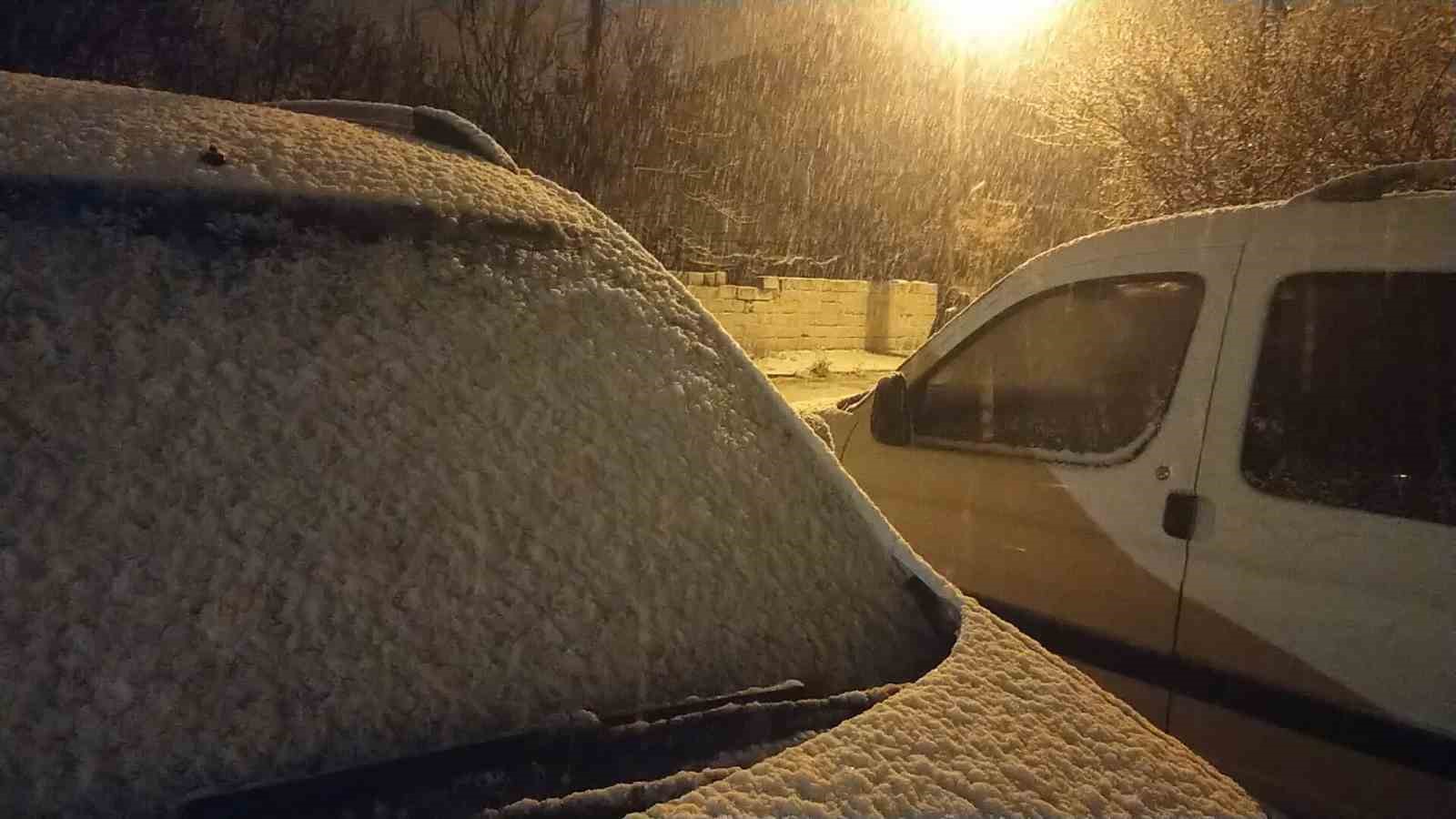 Denizli’de baharda yağan lapa lapa kar araçları yolda bıraktı
