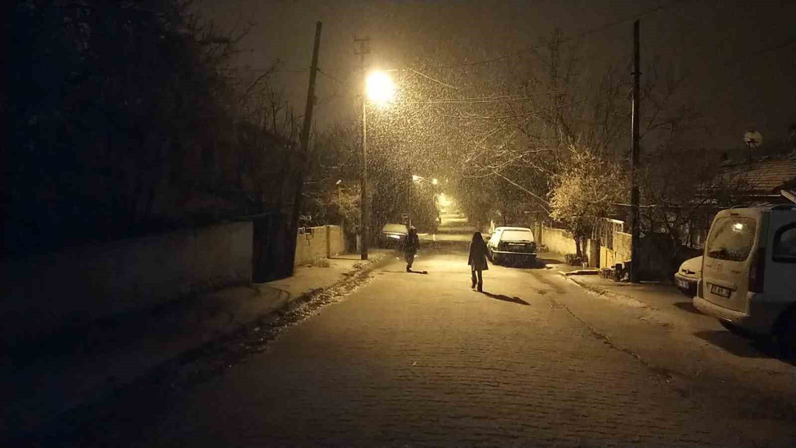 Denizli’de baharda yağan lapa lapa kar araçları yolda bıraktı
