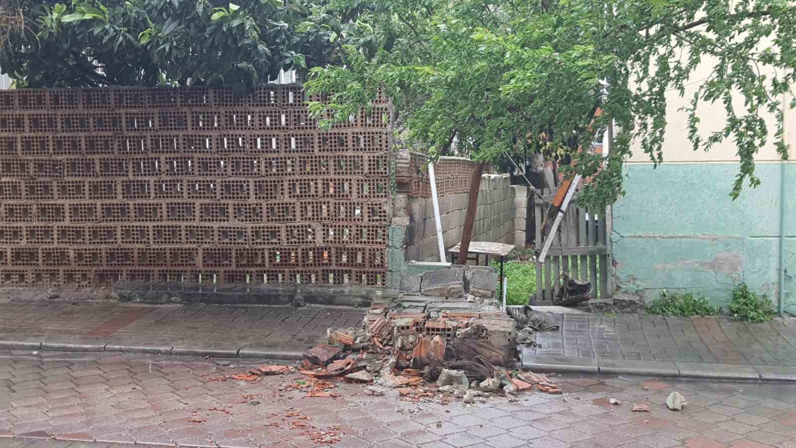 Denizli’de  çatılar uçtu, ağaçlar araçların üzerine devrildi, insanlar yürüyemedi
