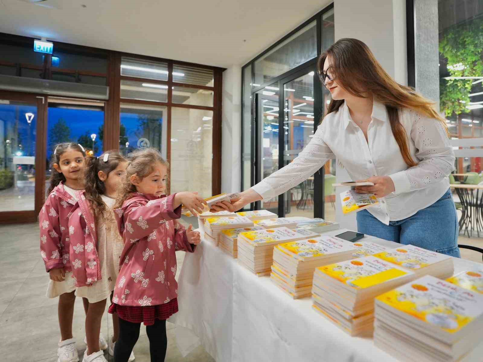 Denizli’de çocuklar "Telefonu Bırak, Kitaba Sarıl" çağrısına kulak veriyor
