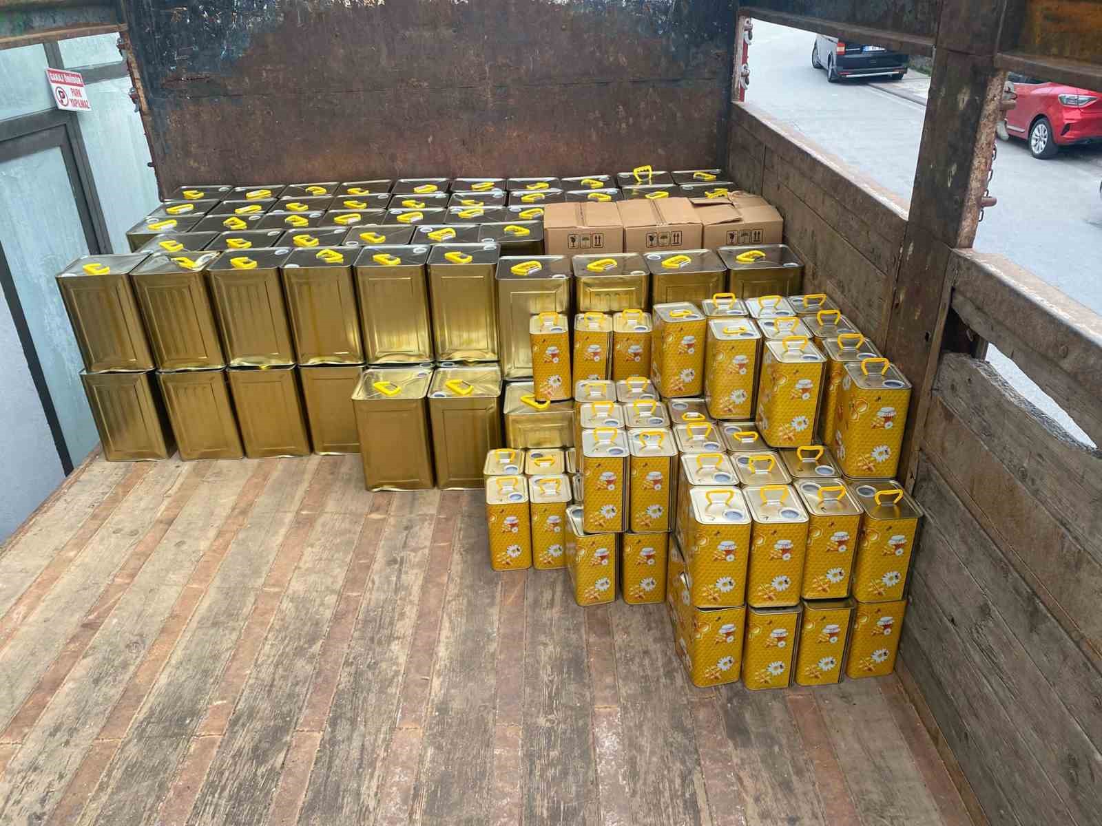 Denizli’de düzenlenen sahte bal operasyonunda 4 tonun üzerinde ürün ele geçirildi
