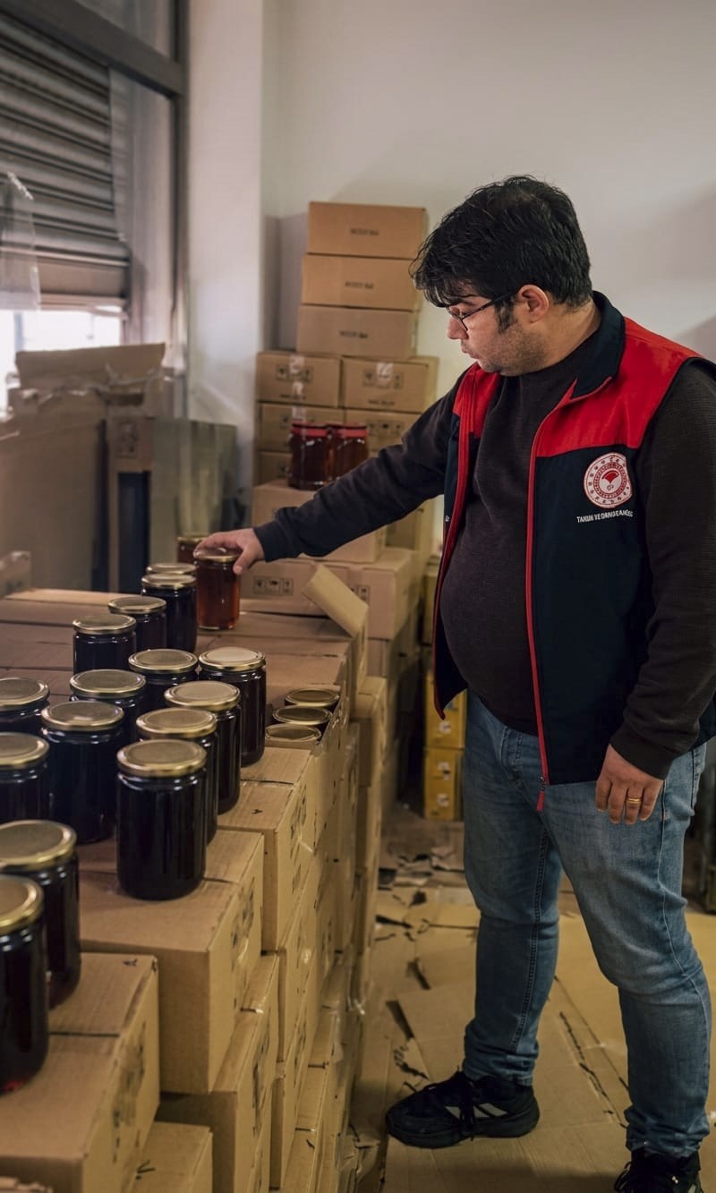 Denizli’de düzenlenen sahte bal operasyonunda 4 tonun üzerinde ürün ele geçirildi
