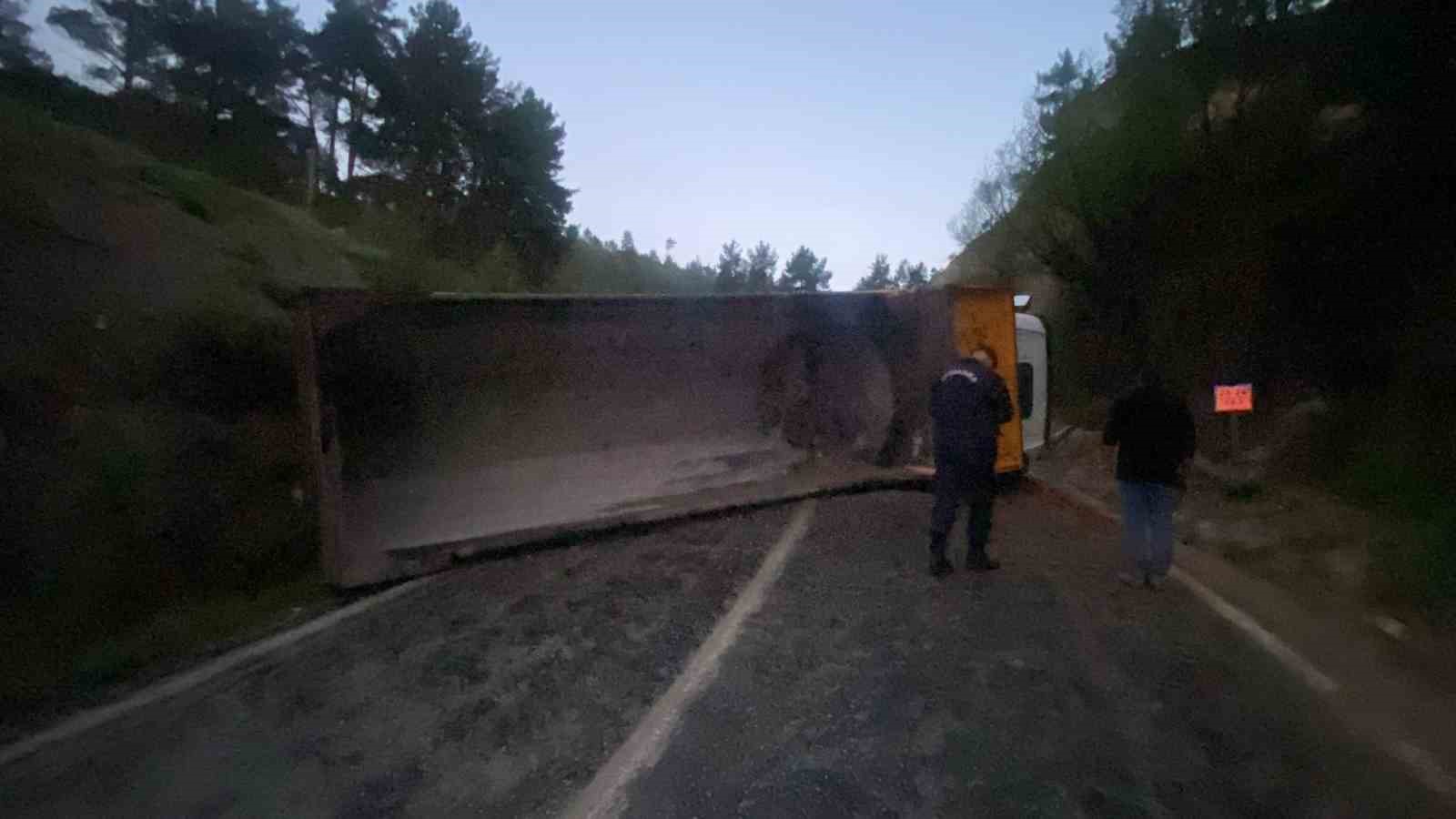 Denizli’de hafriyat kamyonu devrildi: 1 ölü
