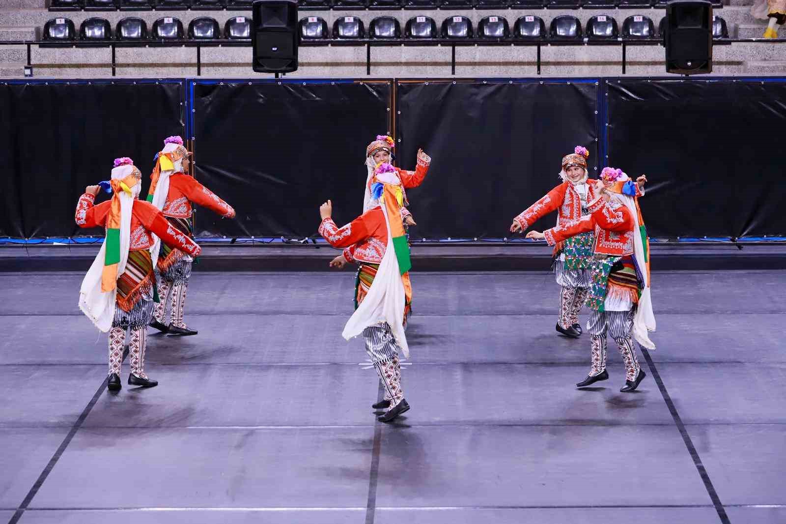 Denizli’de halk oyunları şöleninde finalistler belli oldu
