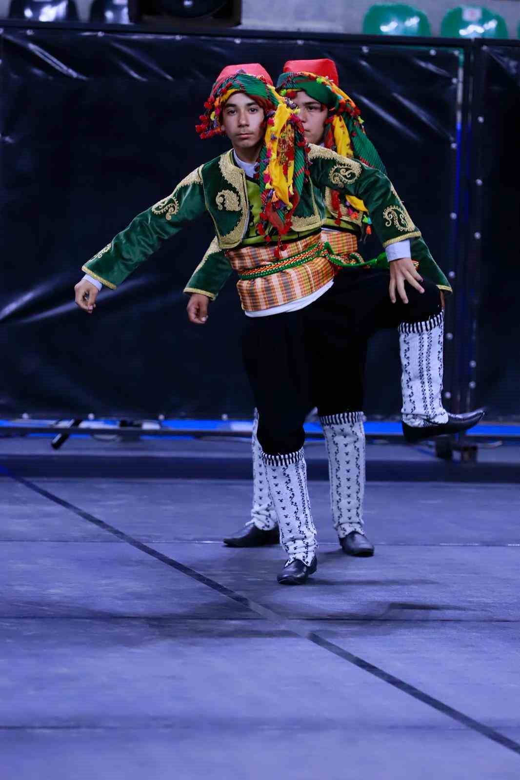 Denizli’de halk oyunları şöleninde finalistler belli oldu
