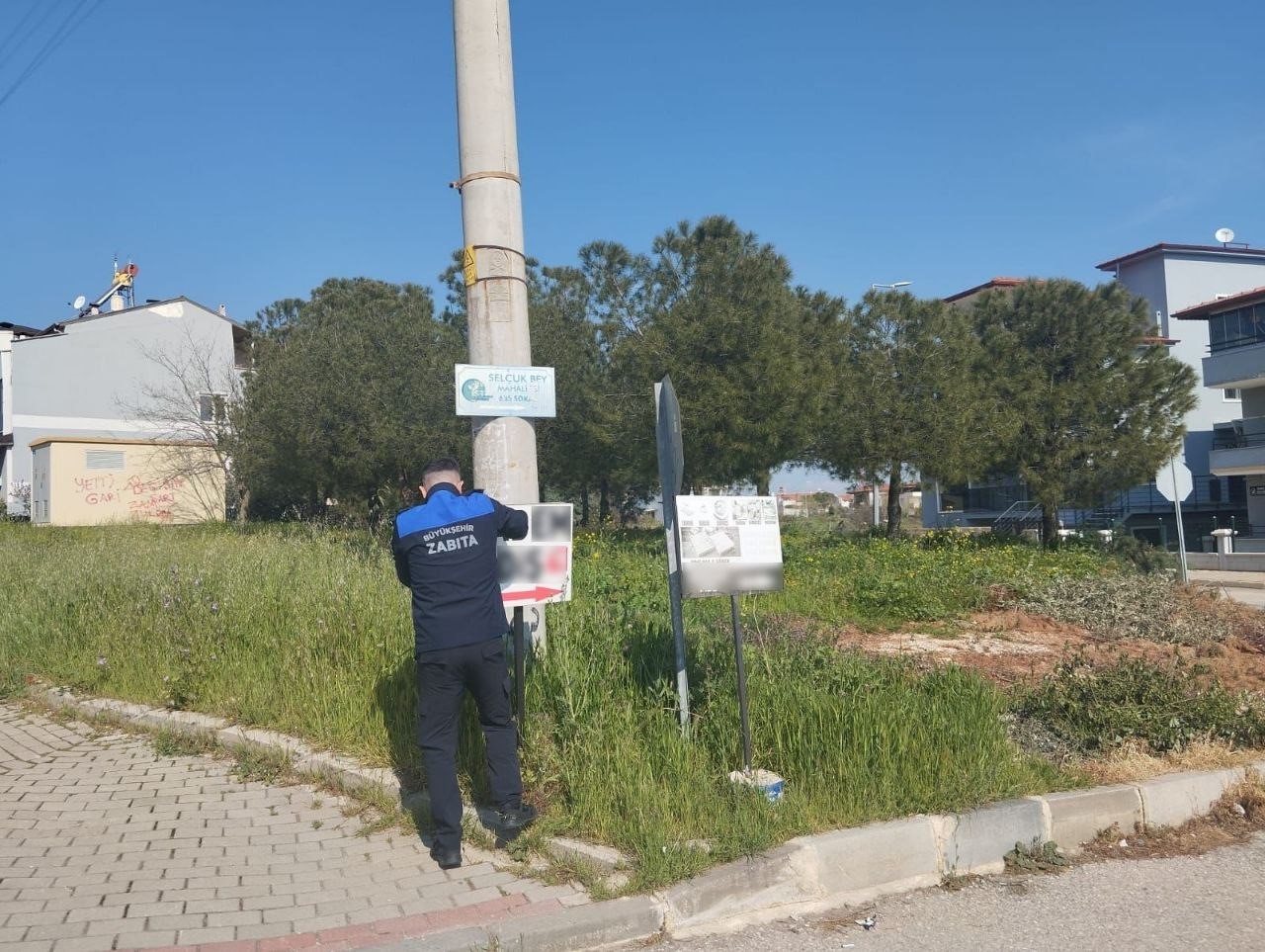 Denizli’de kaçak reklam panoları tek tek kontrol ediliyor
