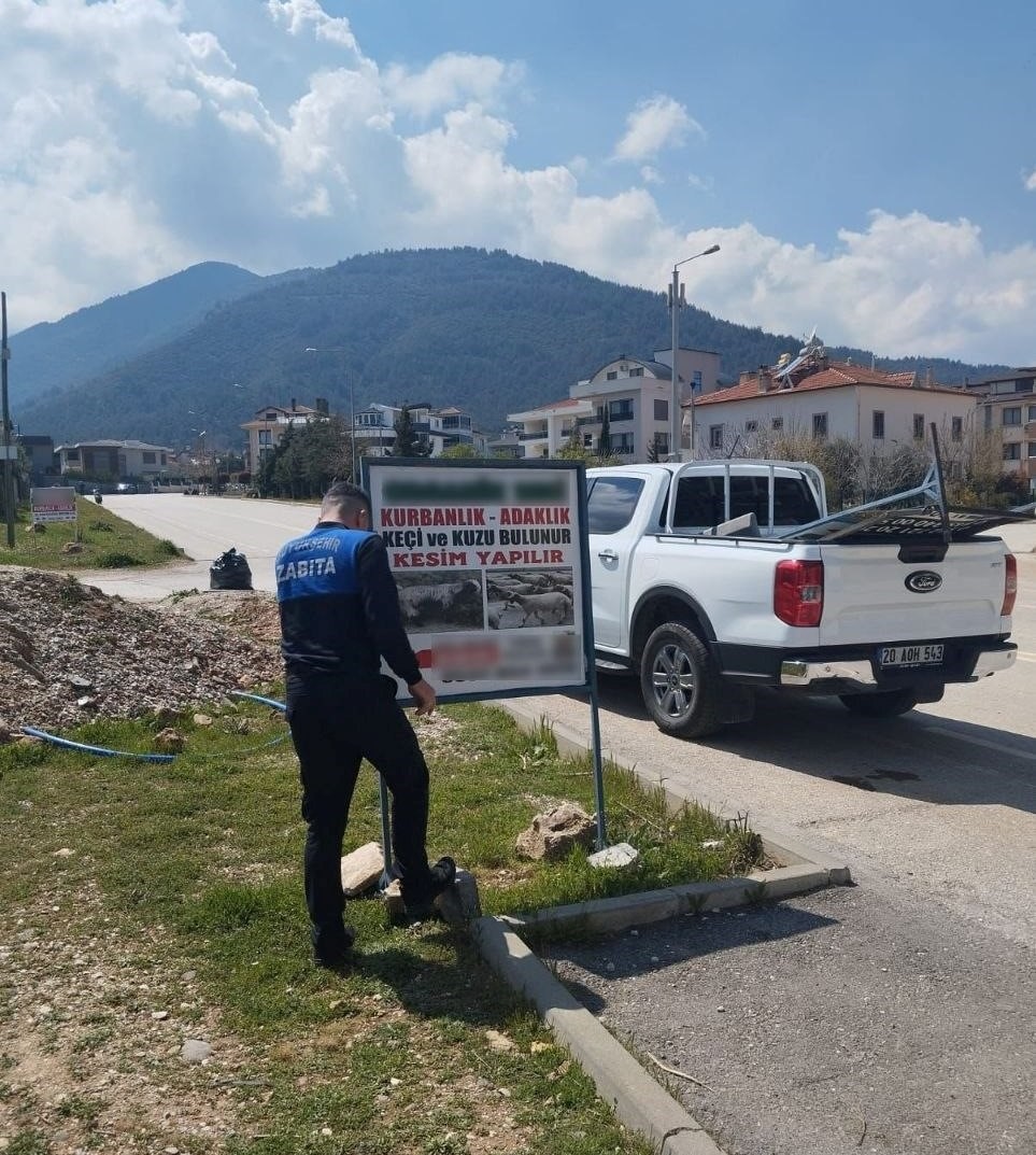 Denizli’de kaçak reklam panoları tek tek kontrol ediliyor
