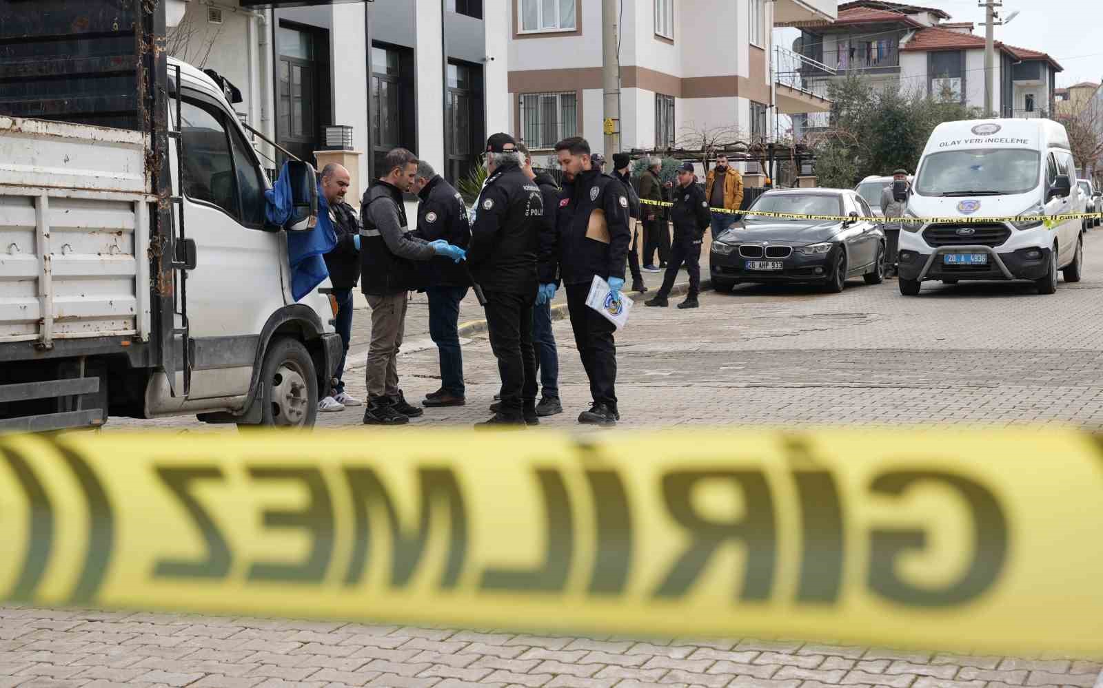 Denizli’de kamyonda tüfekle vurulmuş halde ölü bulundu
