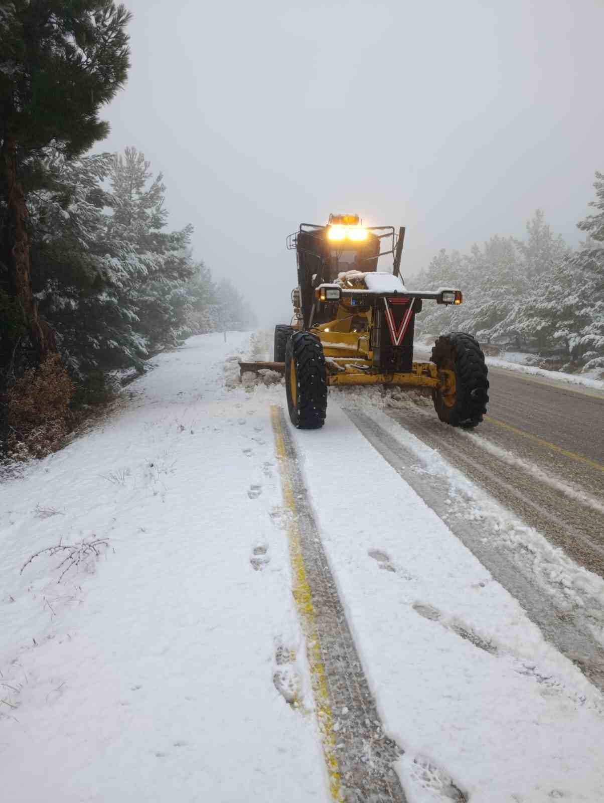 Denizli’de karla mücadele sürüyor
