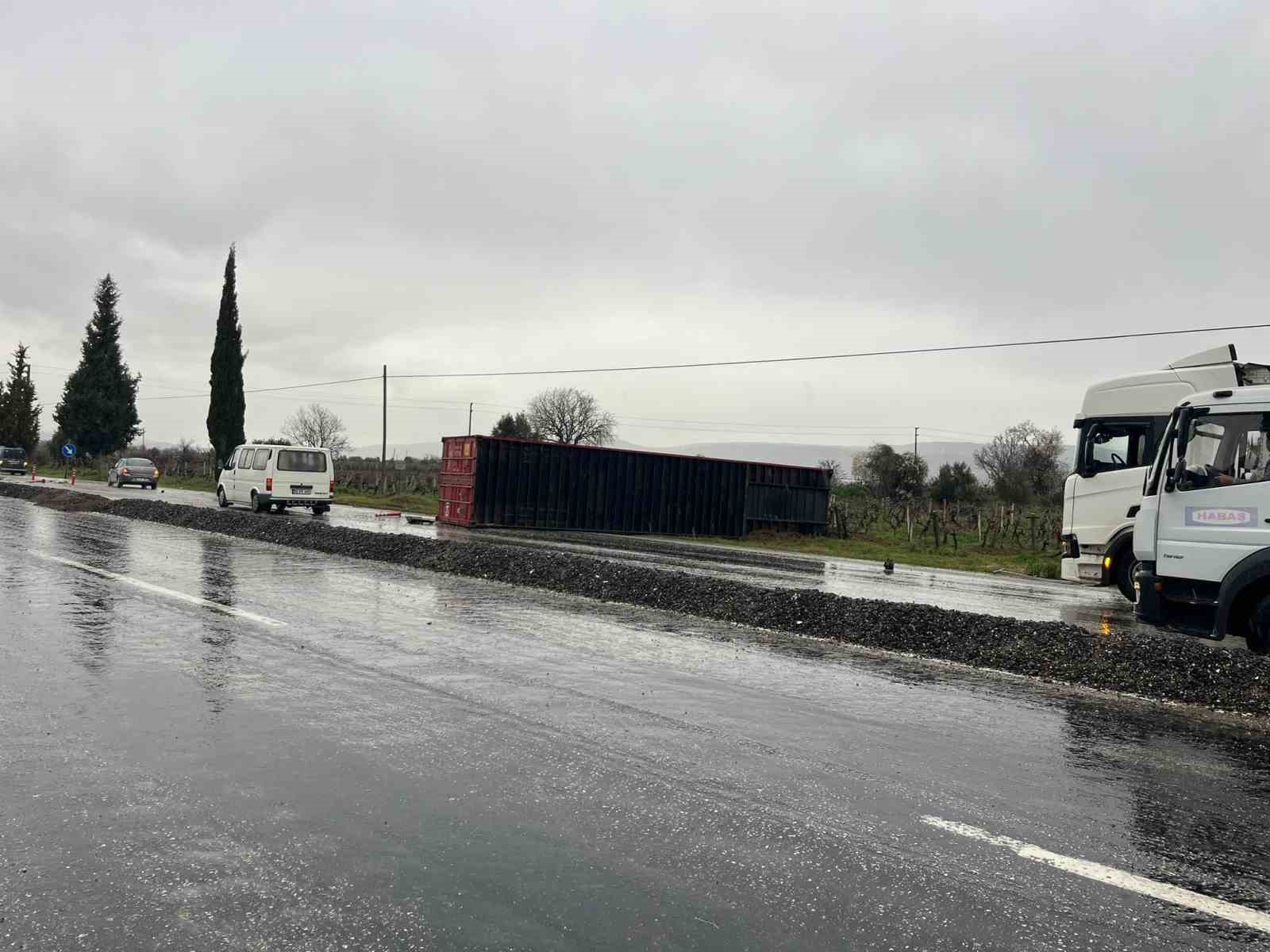 Denizli’de kayganlaşan yolda tırın dorsesi yola savruldu
