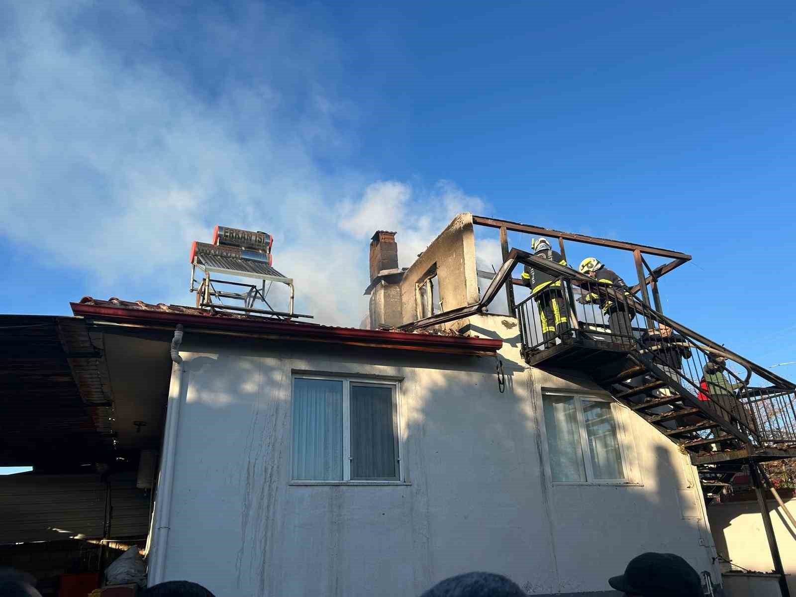 Denizli’de korkutan yangında çatı küle döndü
