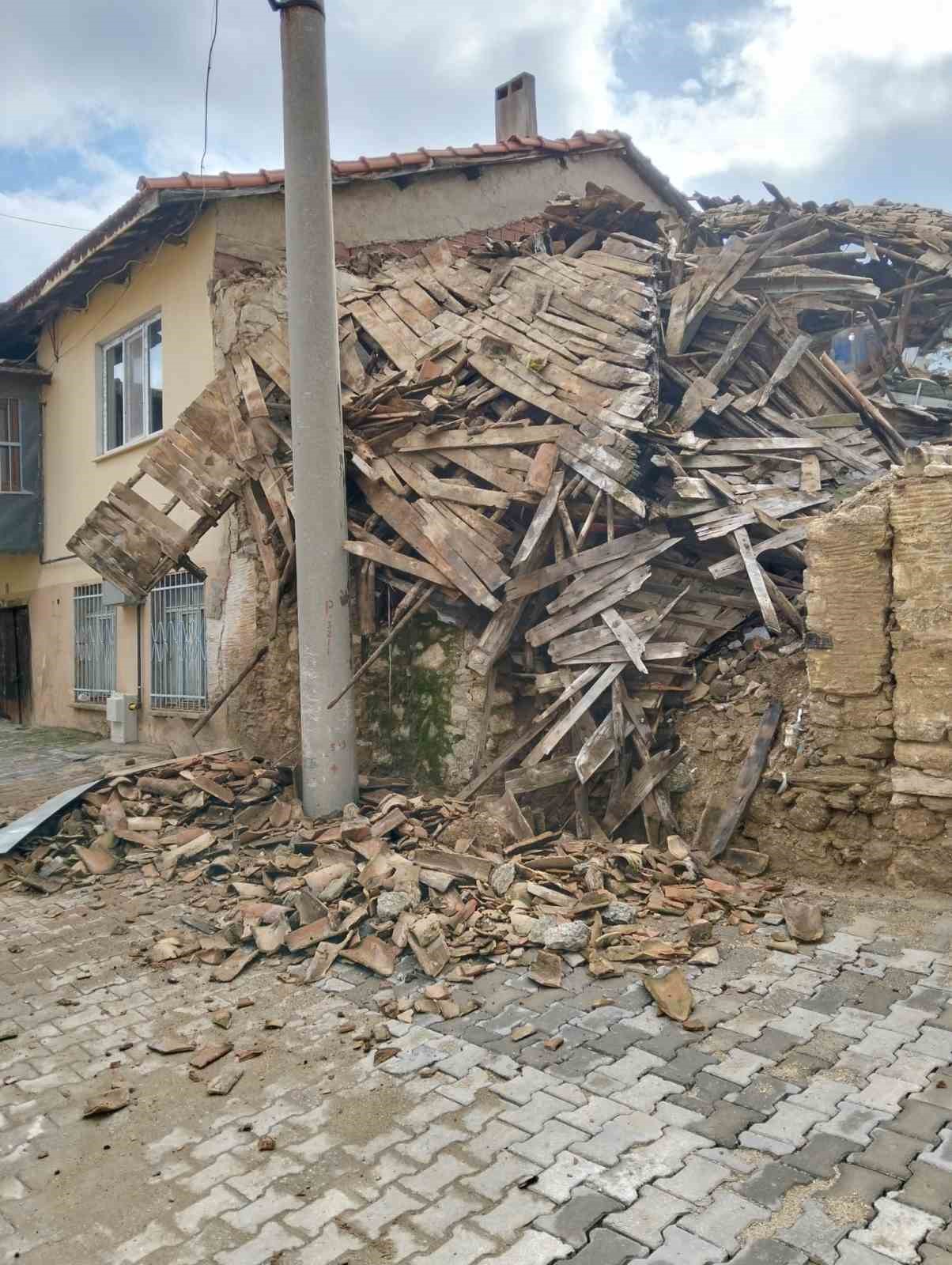 Denizli’de metruk ev çöktü
