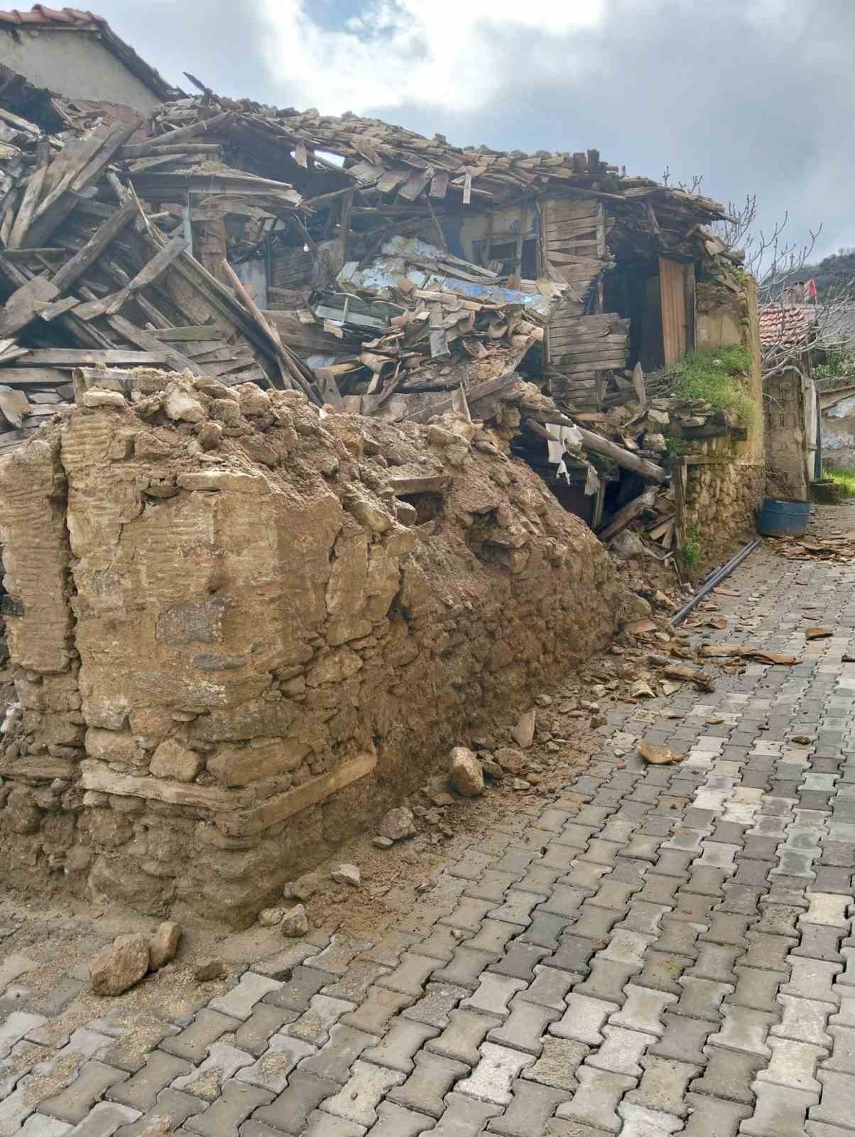 Denizli’de metruk ev çöktü
