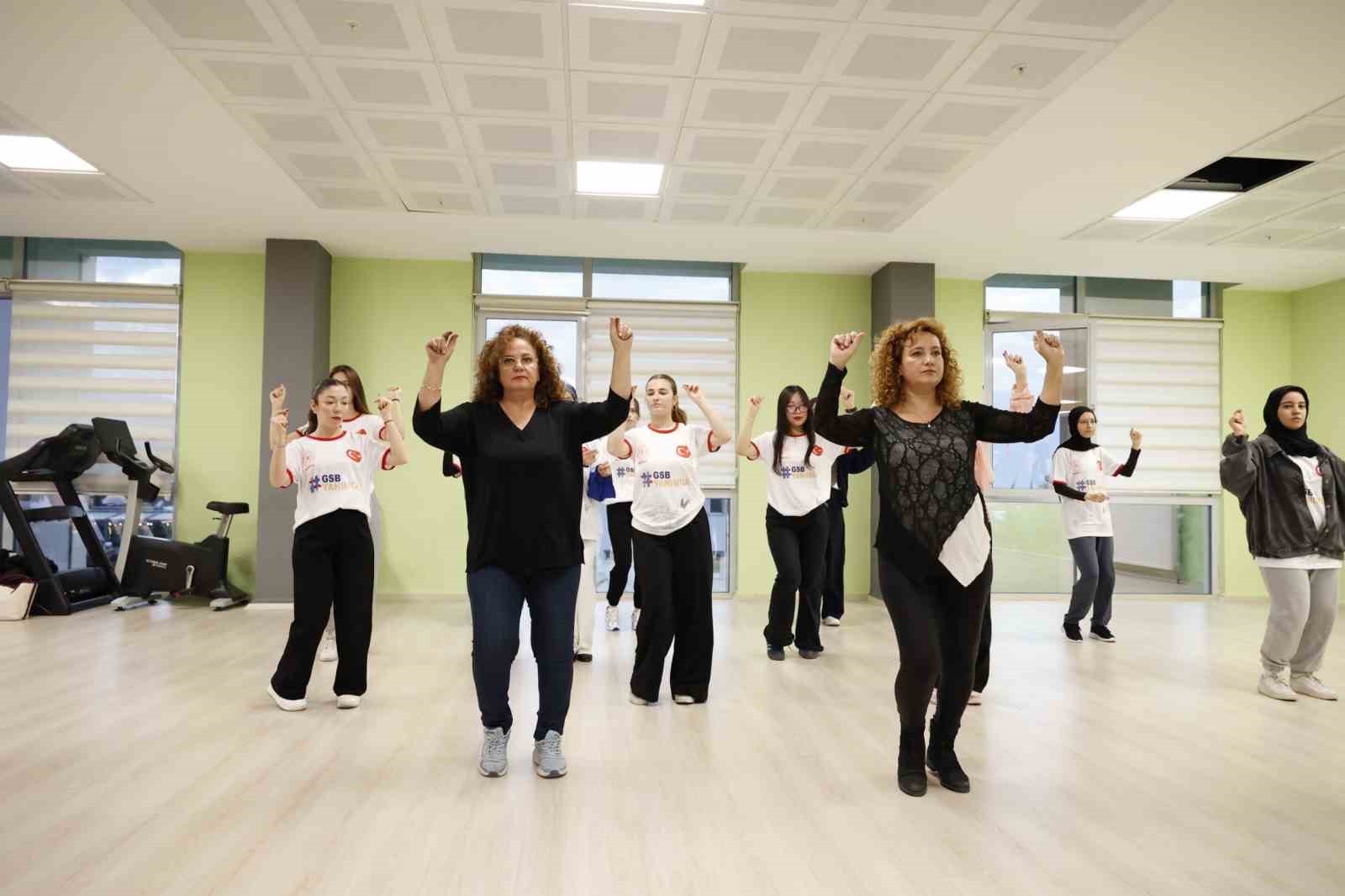 Denizli’de öğrenciler yurtlarda halk oyunları öğreniyor
