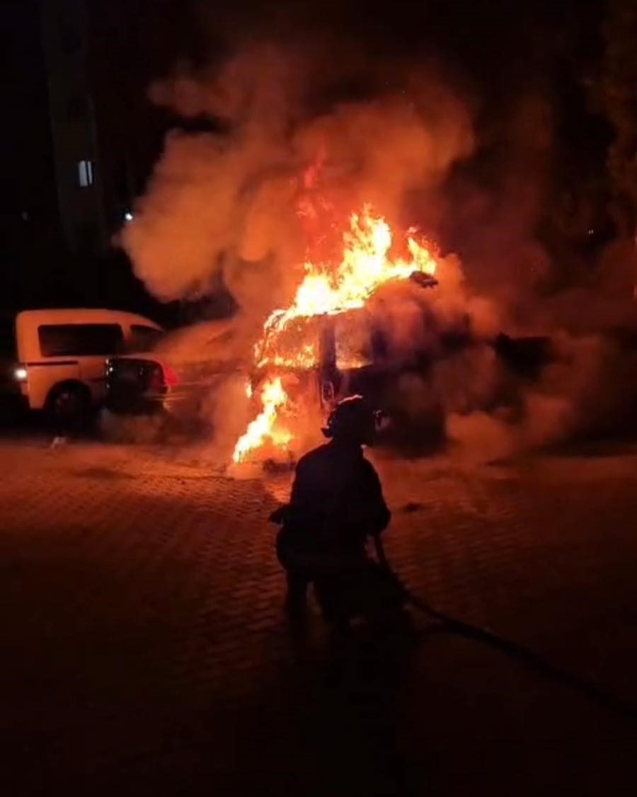 Denizli’de park halindeki araç alev alev yandı
