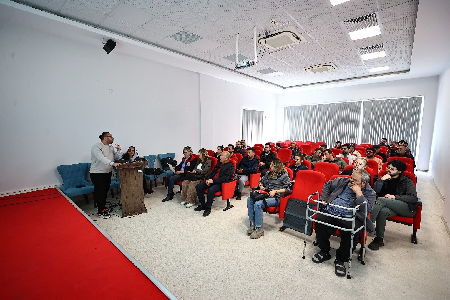 Denizli’de pet shoplara eğitim desteği verdi
