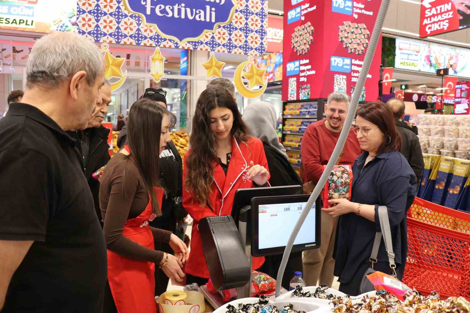 Denizli’de Ramazan Bayramı öncesi indirim kampanyaları yoğun ilgi görüyor

