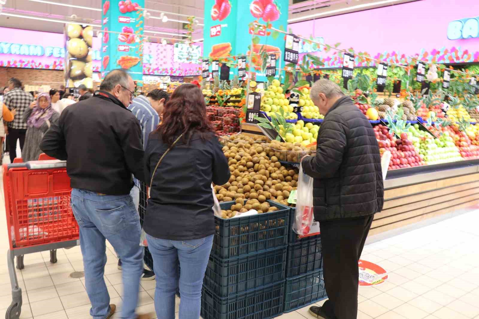 Denizli’de Ramazan Bayramı öncesi indirim kampanyaları yoğun ilgi görüyor
