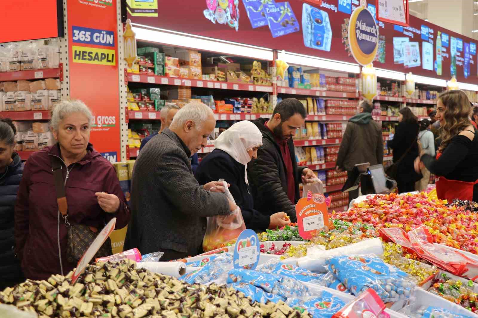 Denizli’de Ramazan Bayramı öncesi indirim kampanyaları yoğun ilgi görüyor
