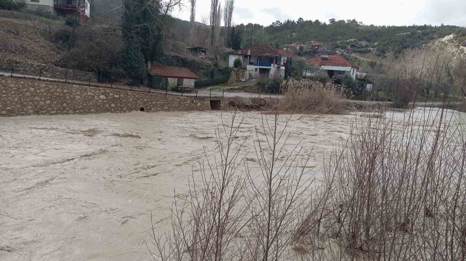 Denizli’de sel köprüleri ağır hasar verdi
