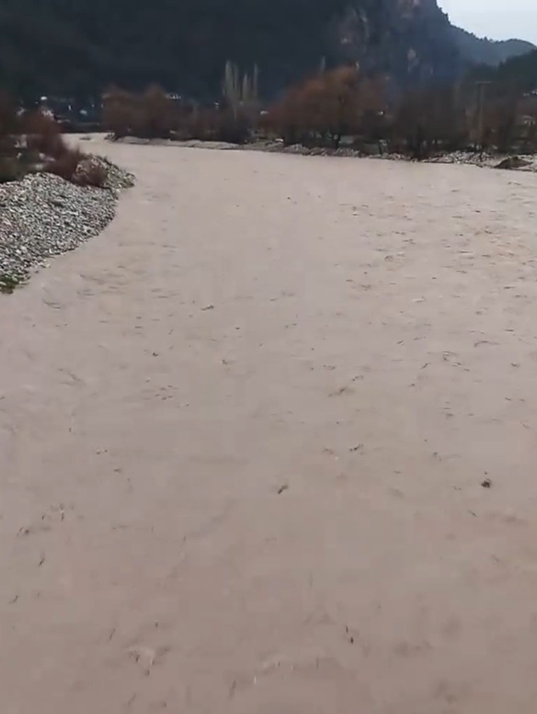 Denizli’de sel köprüleri ağır hasar verdi
