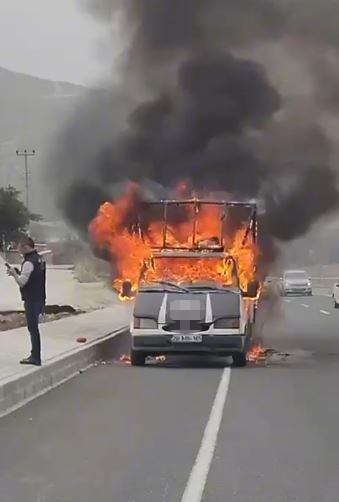 Denizli’de seyir halindeki araç alevlere teslim oldu
