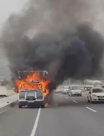 Denizli’de seyir halindeki araç alevlere teslim oldu
