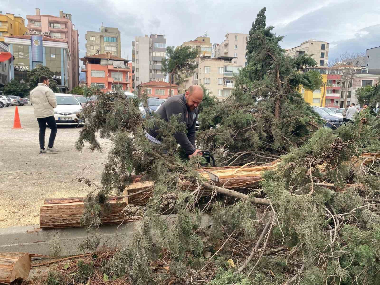 Denizli’de şiddetli rüzgar hayatı olumsuz etkiledi: çatılar uçtu, insanlar yürüyemedi
