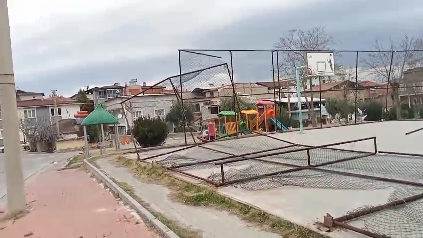 Denizli’de şiddetli rüzgar hayatı olumsuz etkiledi: çatılar uçtu, insanlar yürüyemedi
