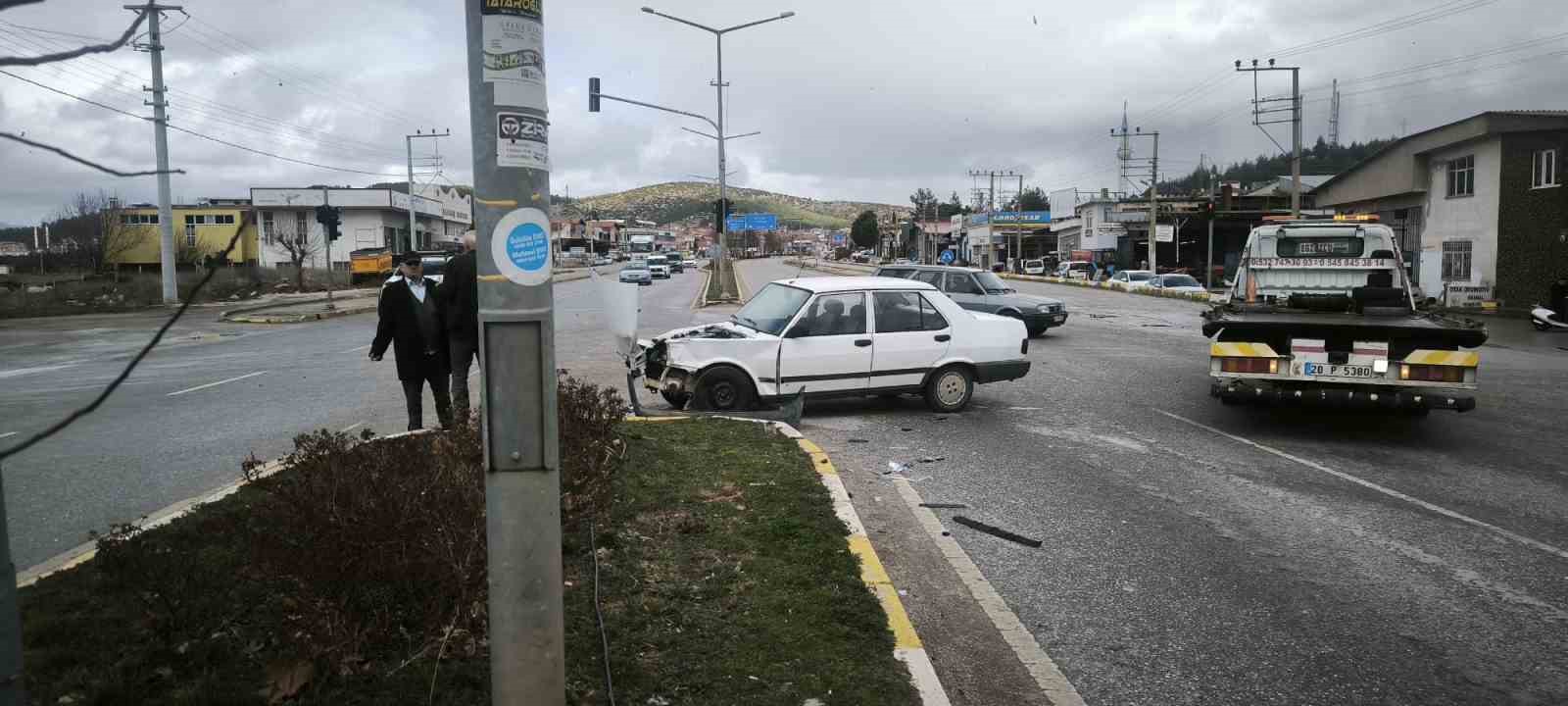 Denizli’de üç aracın karıştığı kazada 1 kişi ağır yaralandı
