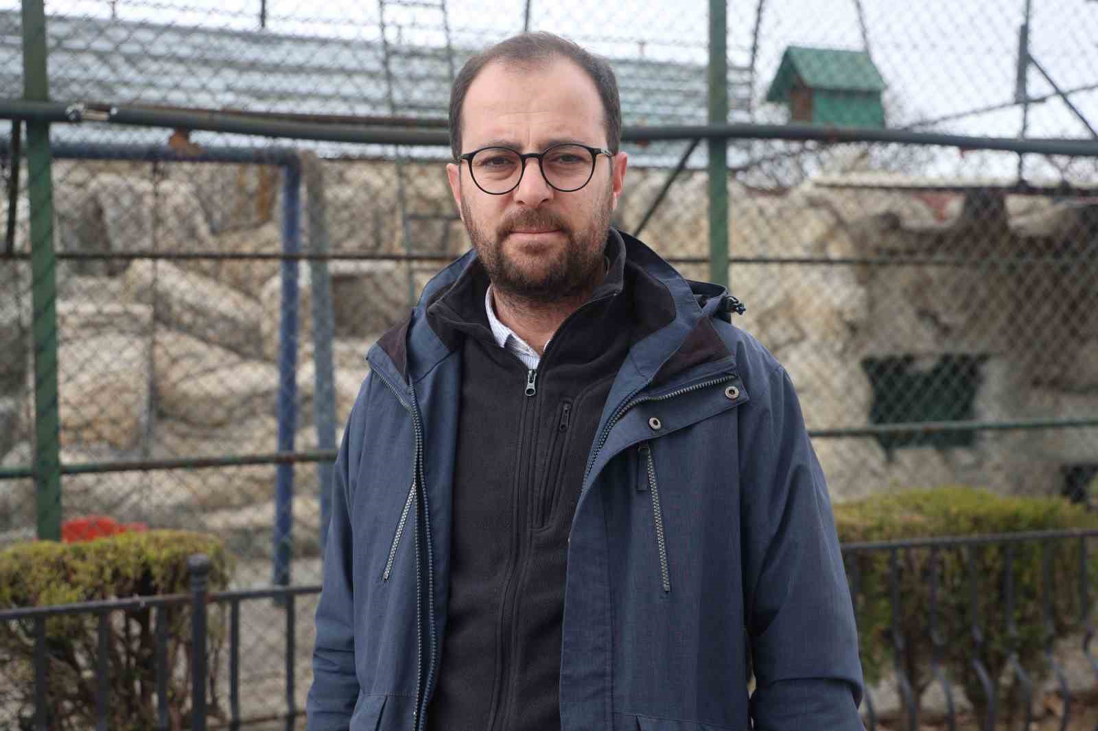 Denizli’de yakalanan maymun Konya’da hayvanat bahçesine teslim edildi
