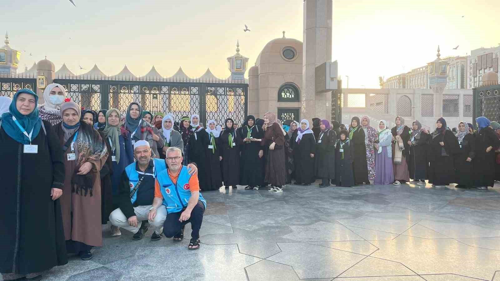 Denizlili kadın umreciler Ravza’daki dualarla buluştu
Denizlili kadın umreciler Ravza’daki dualarla buluştu