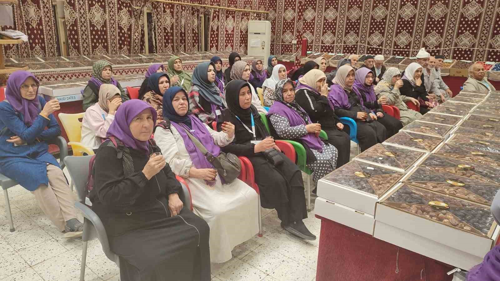 Denizlili kadın umreciler Ravza’daki dualarla buluştu
Denizlili kadın umreciler Ravza’daki dualarla buluştu