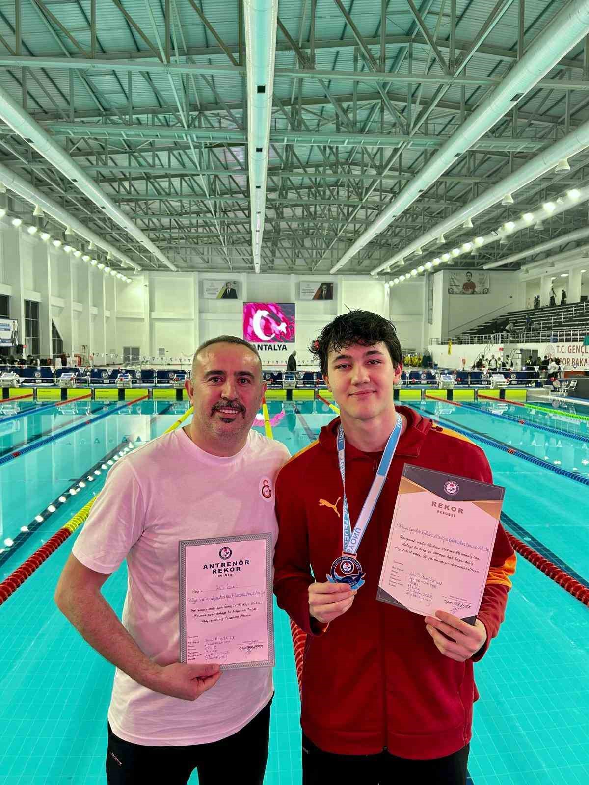 Denizlili sporcu yüzmede üç Türkiye  rekoru kırdı
