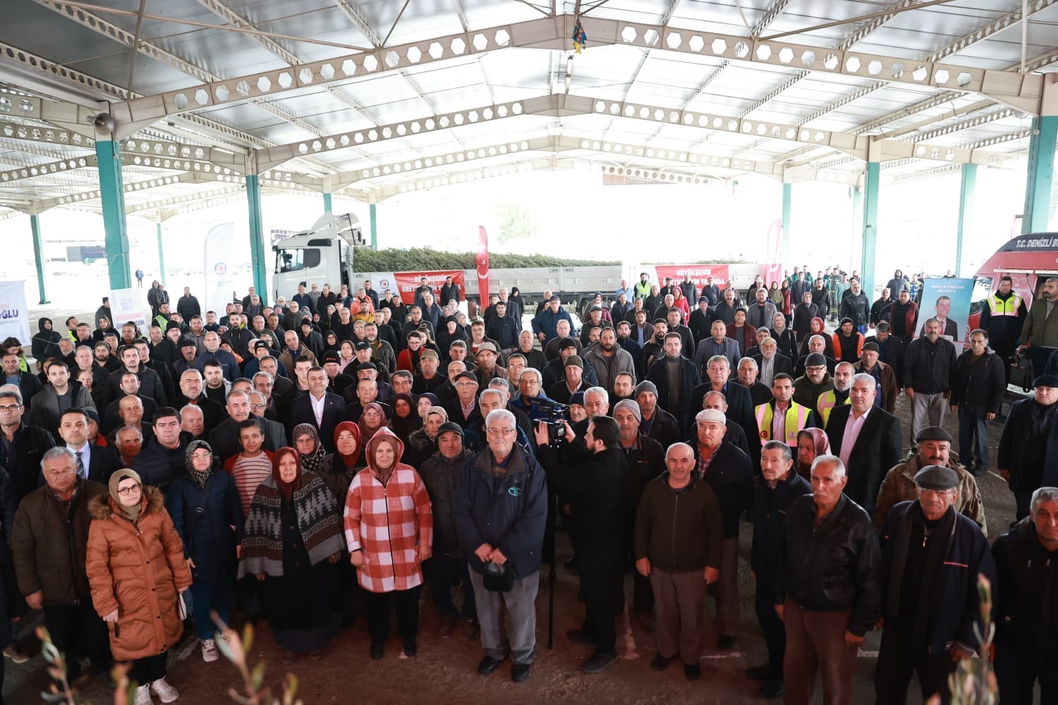 Denizli’nin 19 ilçesinde 84 bin zeytin fidanı üreticilere dağıtıldı
