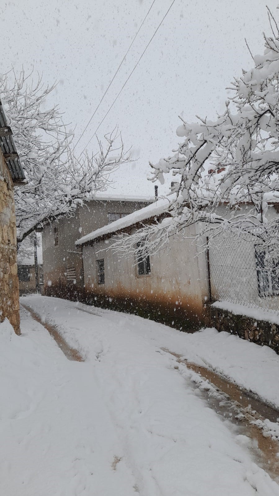 Denizli’nin yüksek kesimleri baharda beyaza büründü
