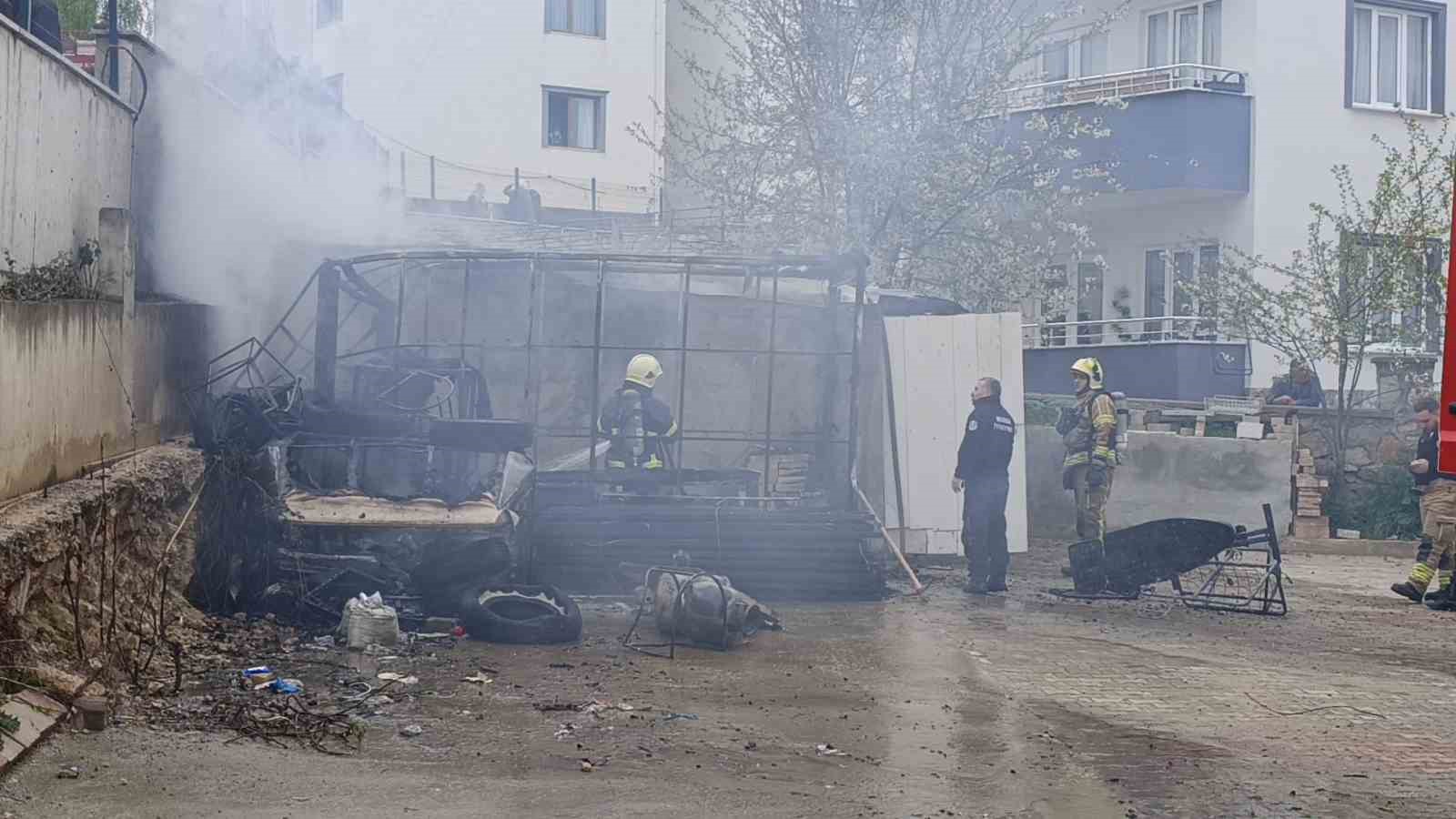 Depoda çıkan yangında tüp bomba gibi patladı
