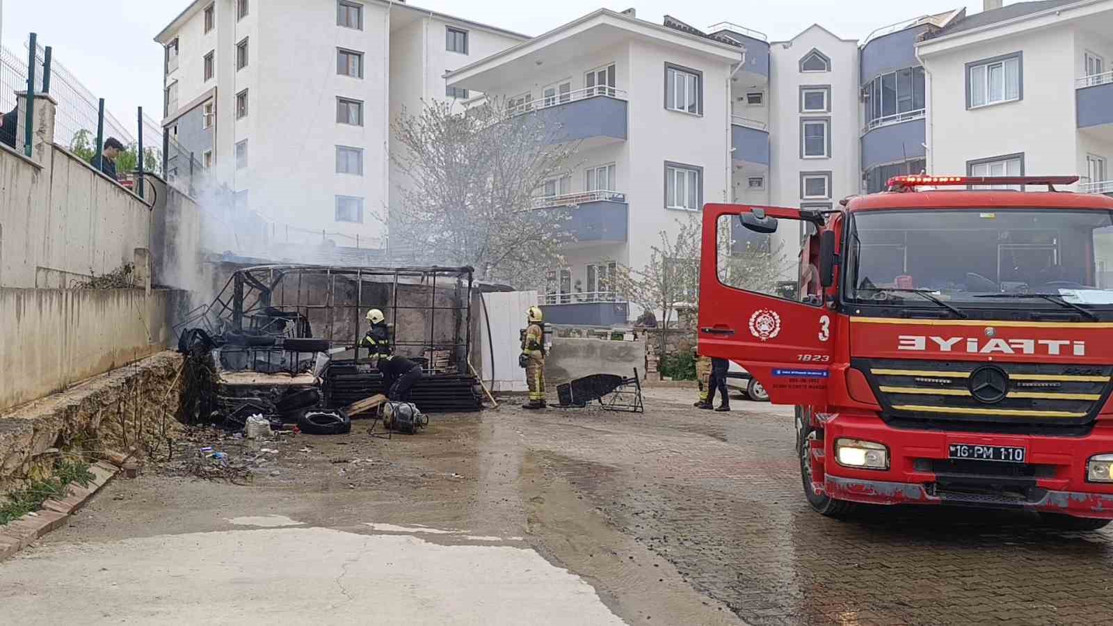 Depoda çıkan yangında tüp bomba gibi patladı
