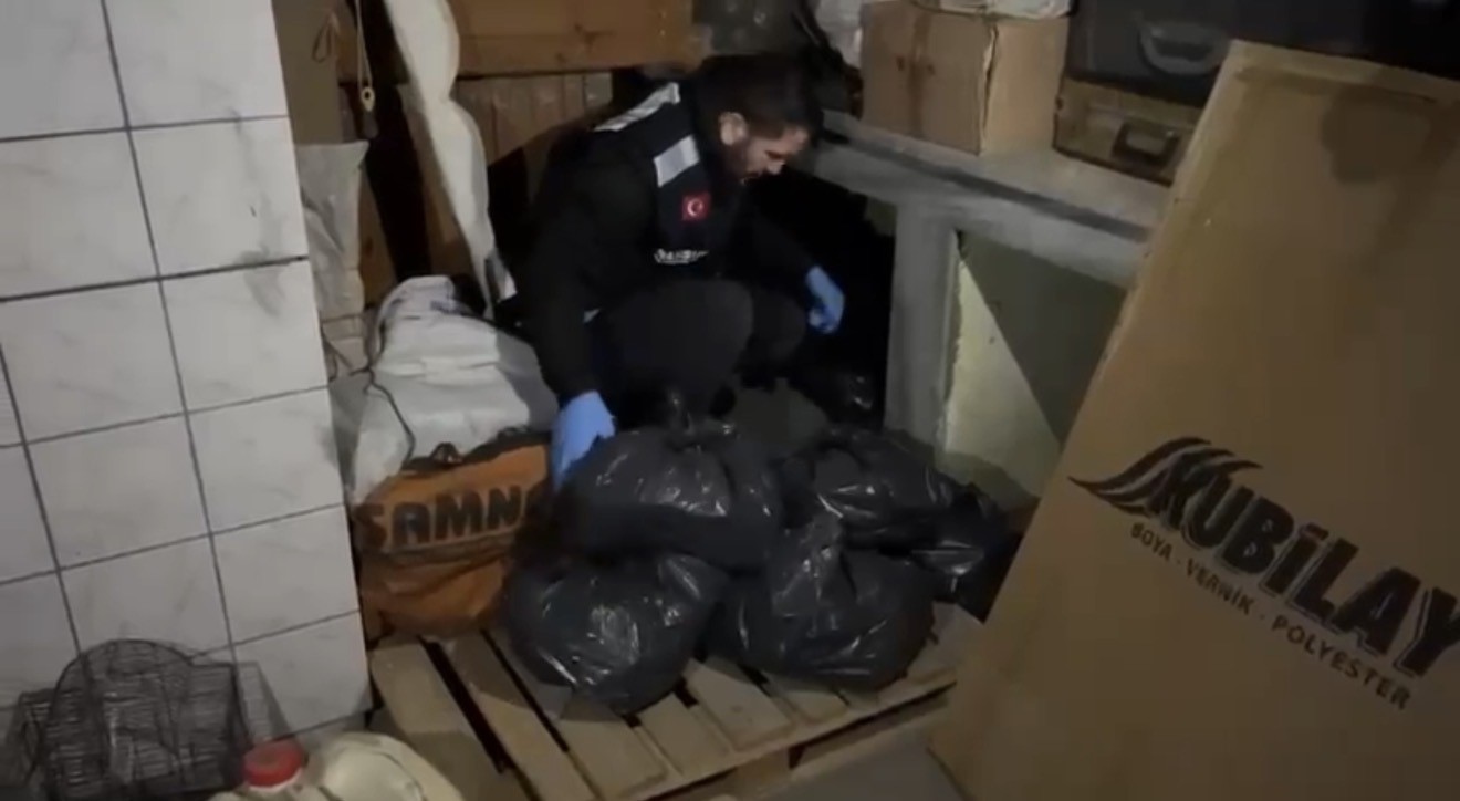 Depoya saklanmış 44 bin 800 adet uyuşturucu hap ele geçirildi
