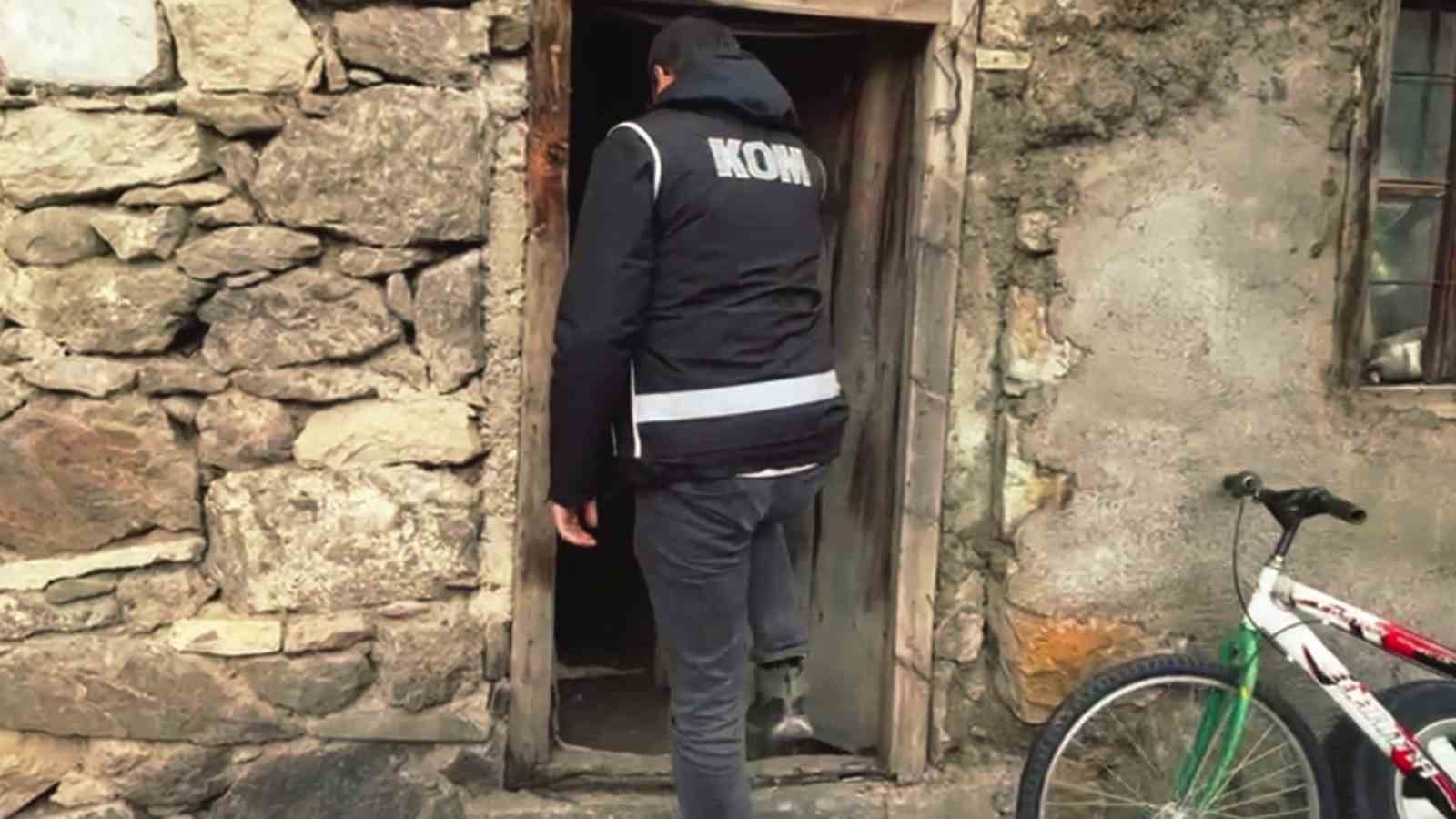 Depoyu sigara imalathanesine dönüştürdüler, polis baskın yapınca yakayı ele verdiler
