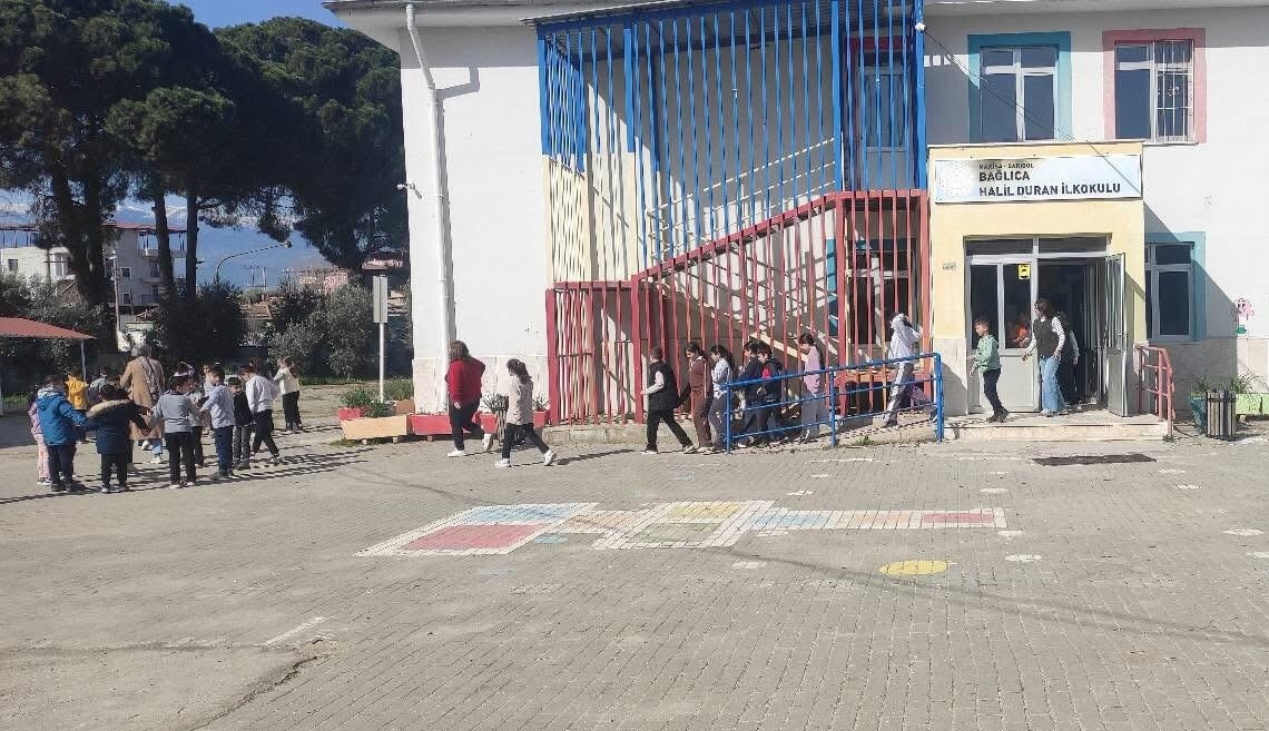 Deprem anında hayat kurtaran kuralları öğrendiler
