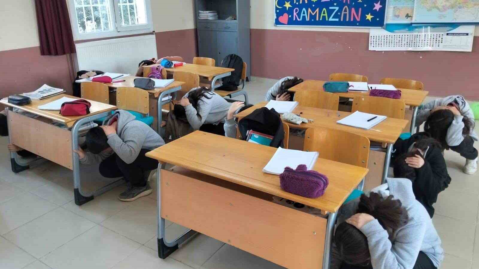 Deprem anında hayat kurtaran kuralları öğrendiler
