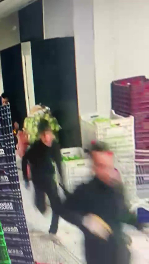 Deprem anında yaşanan panik kamerada
