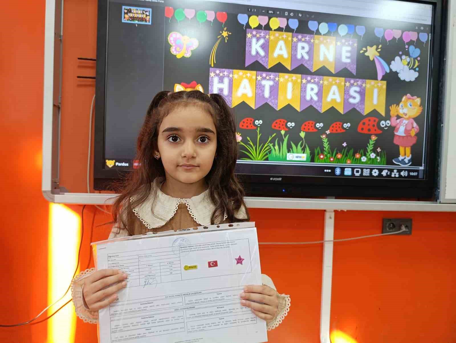 Deprem bölgesindeki Haydar Aliyev İlkokulu’nda karne heyecanı
