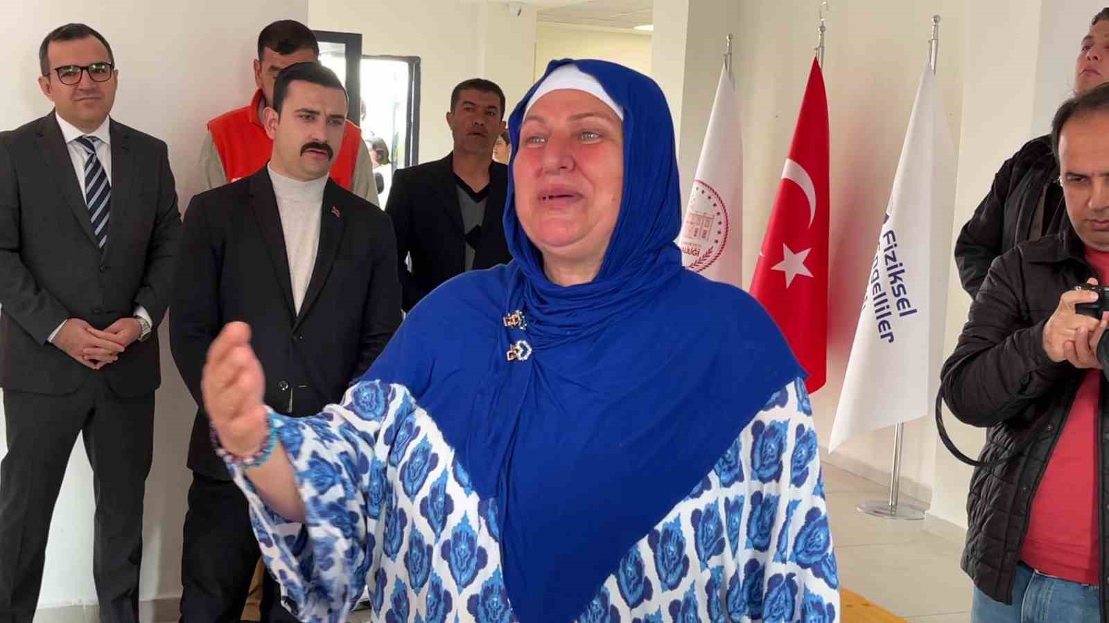 Deprem enkazından 4.günde kurtarılan kadın, 2 gün önce anahtarını teslim aldığı yeni yuvası için göz yaşları içerisinde devlete teşekkür etti
