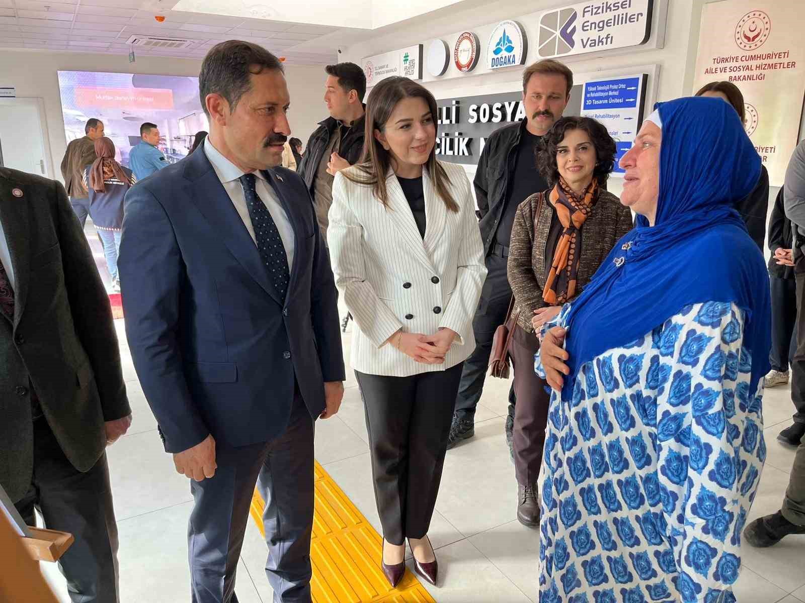 Deprem enkazından 4.günde kurtarılan kadın, 2 gün önce anahtarını teslim aldığı yeni yuvası için göz yaşları içerisinde devlete teşekkür etti
