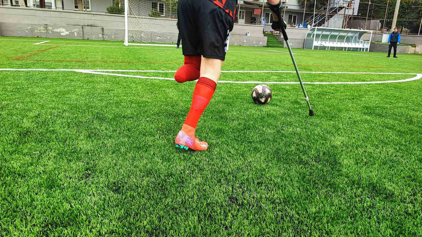 Deprem futbol aşkını bitiremedi
