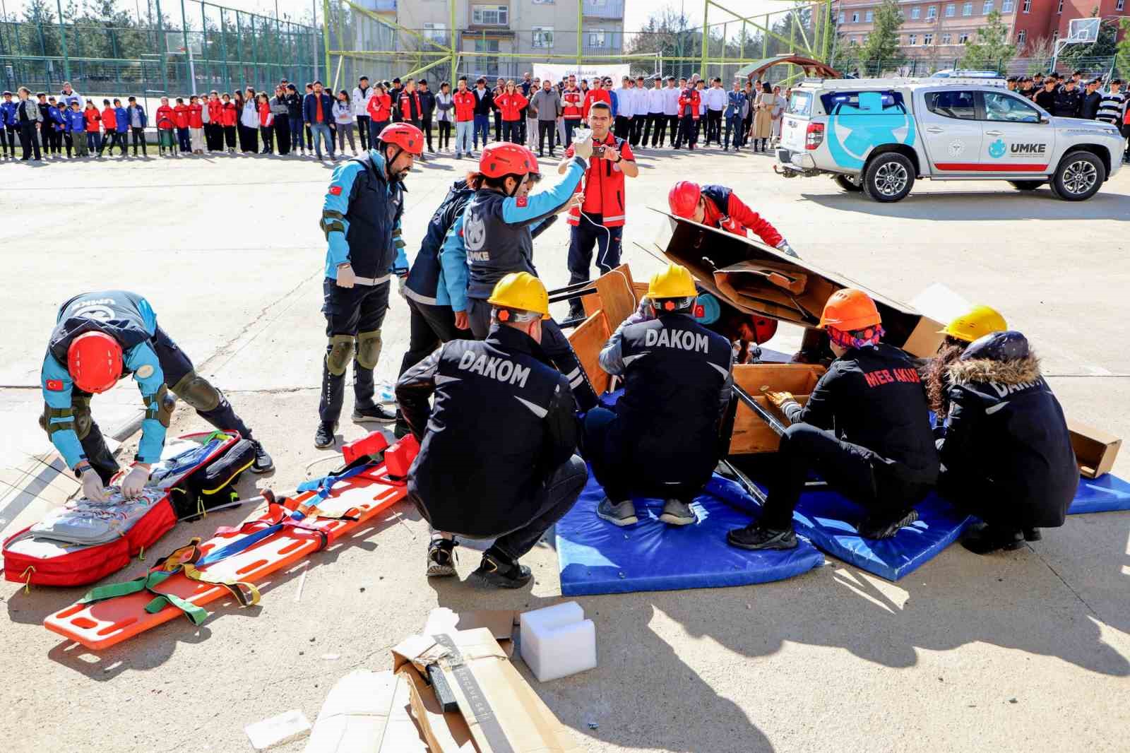 Deprem Haftası’nda öğrencilere afet tatbikatı

