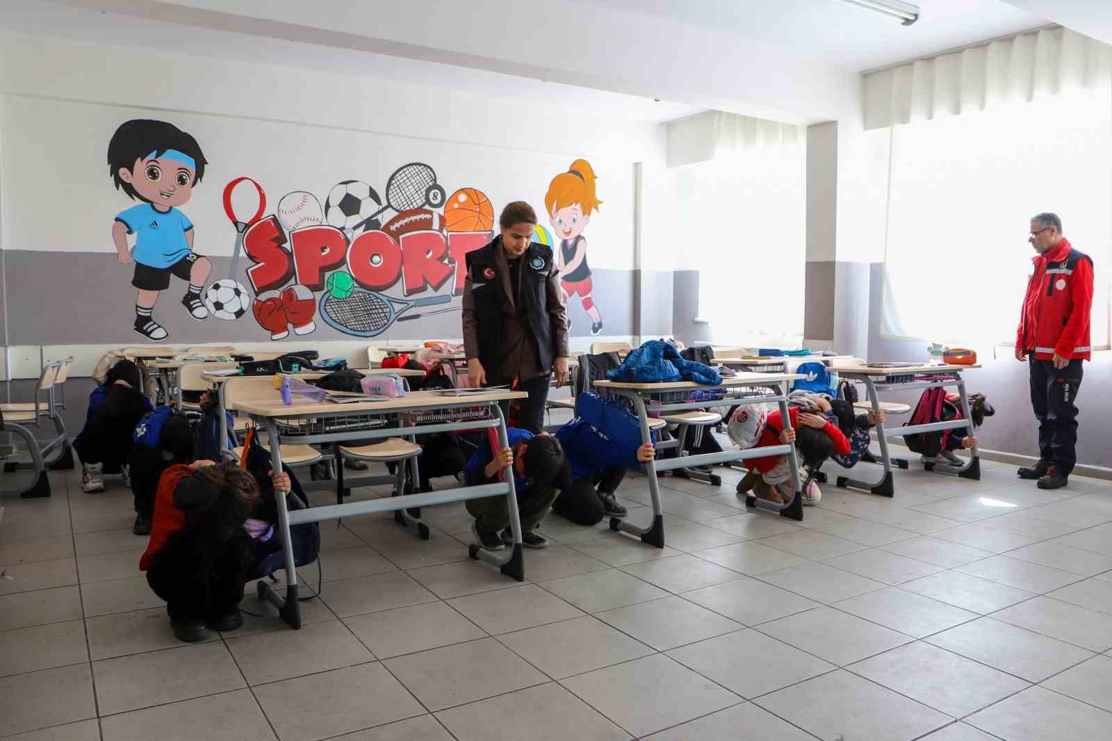 Deprem Haftası’nda öğrencilere afet tatbikatı
