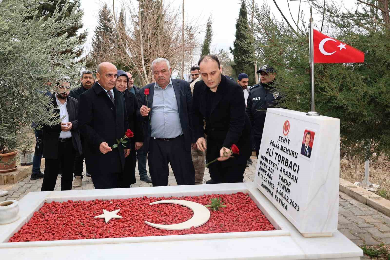 Deprem şehidi polis memuru Ali Torbacı, mezarı başında anıldı

